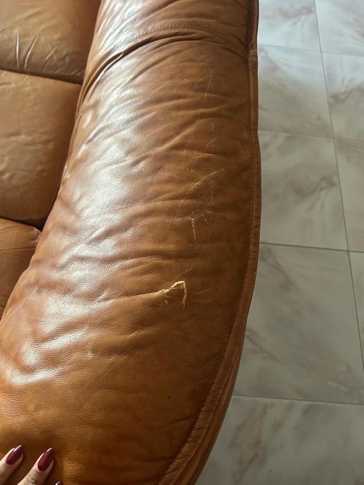 Sofá de pele castanho