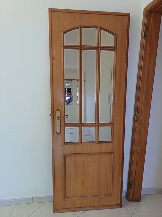 Portas de madeira maciça castanhas