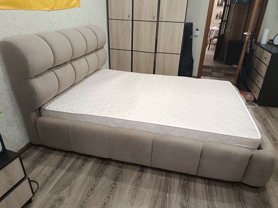 Мягкая кровать с подъемным механизмом