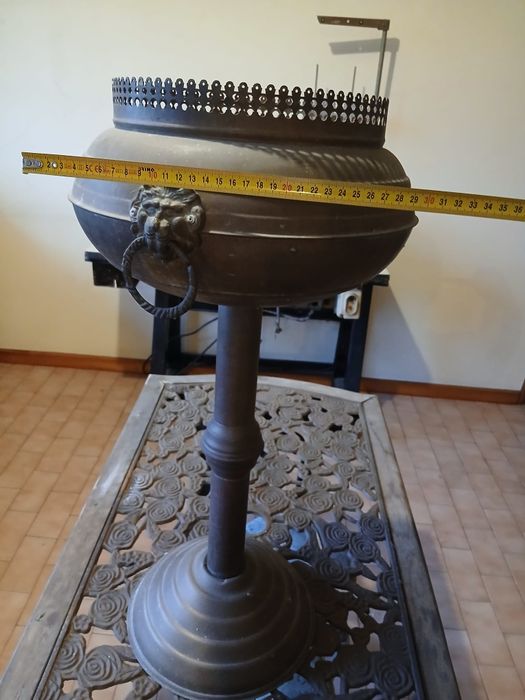 Porta-Vasos / Floreira Antiga em Latão Trabalhado com Pormenores em Cabeça de Leão