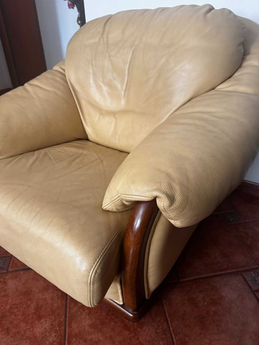 Conjunto de 3 sofás amarelos em pele