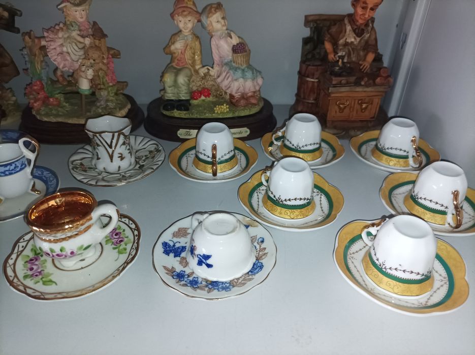 Conjunto de estatuetas e chávenas pequenas