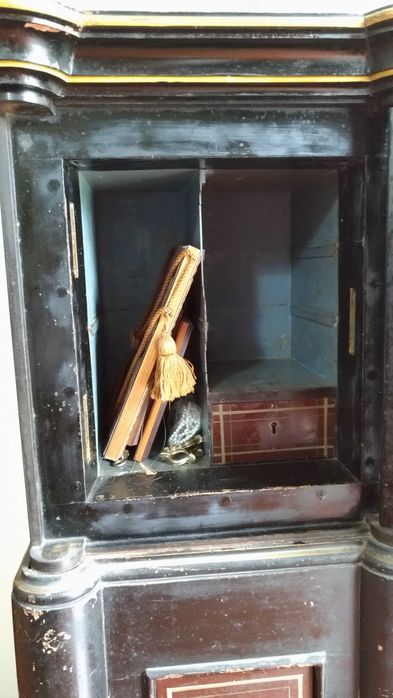 Cofre antigo em ferro e madeira