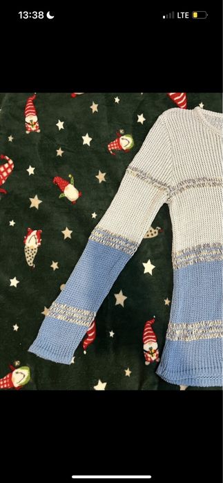 Sweter w różnych odcieniach niebieskiego