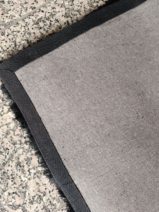 Carpete preta , pêlo médio.