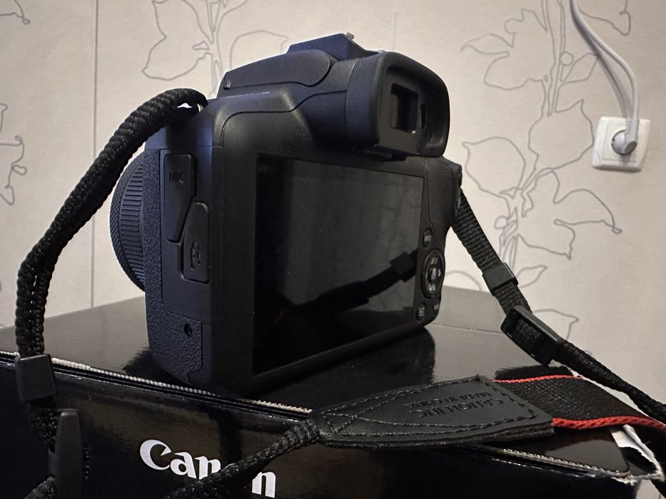 Canon EOS R 100