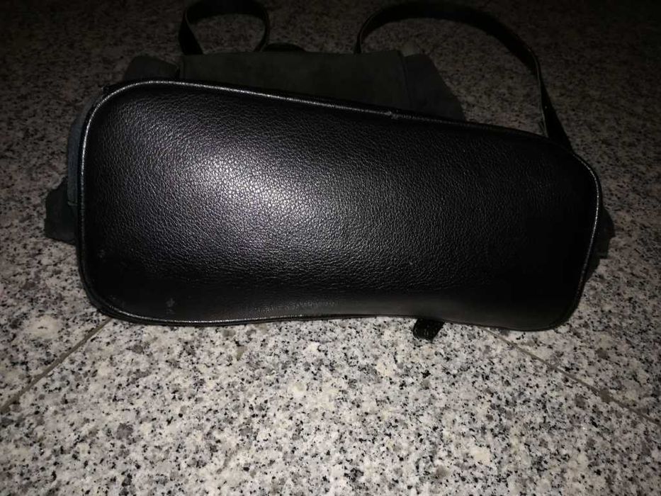 Mochila preta em pele