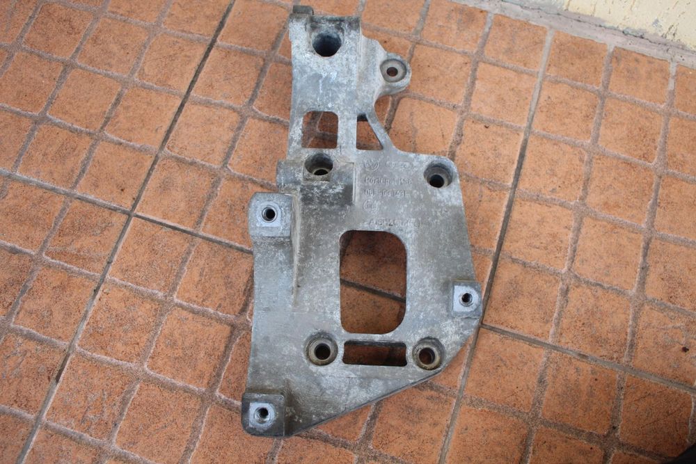 ŁAPA PODSTAWA ALTERNATORA VW GOLF V 1.6 06F903143F