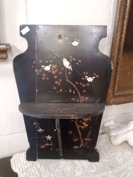 Peanha antiga em madeira pintada a mão