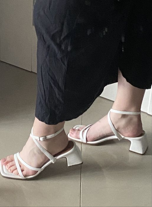 Białe sandałki na słupku 38