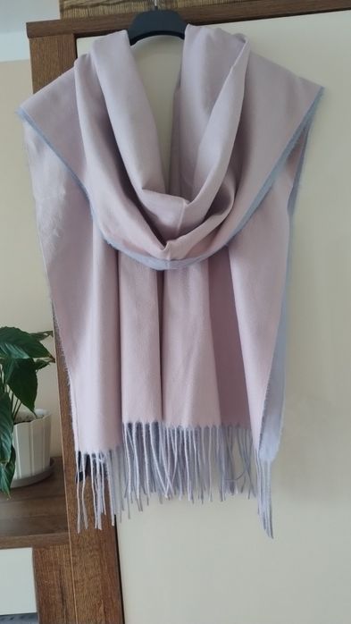 Piękny szal damski.