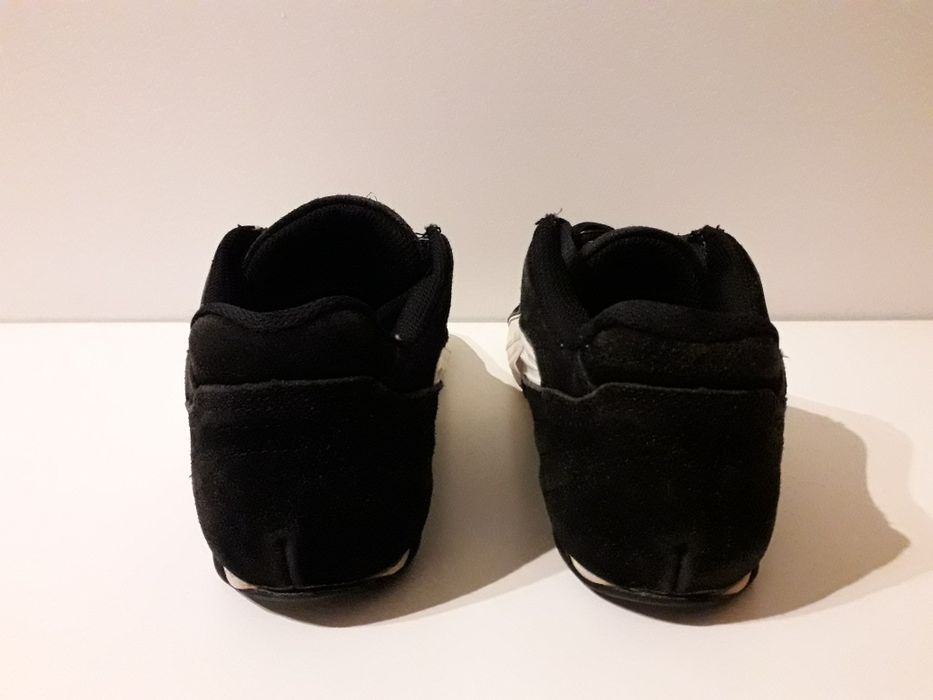 Ténis pretos e brancos