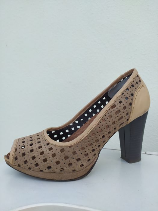 Sapatos salto alto em pele