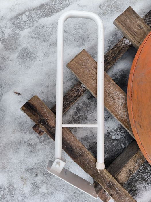 Poręcz ścienna uchylna Makoinstal łukowa 60cm dla niepełnosprawnych