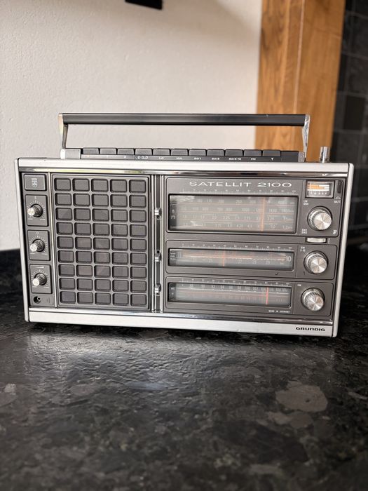 Grundig Satellit 2100 — винтажный радиоприёмник / радіо / Грюндиг