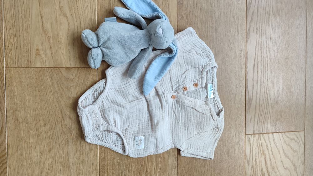 Rampers beżowy body lato muślinowe r.62/68