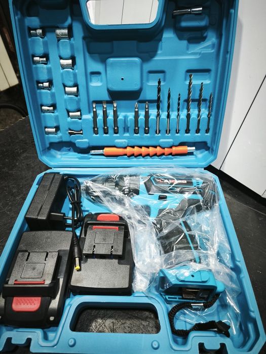 Máquina de furar e parafusos de impacto