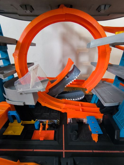 Garaż hot wheels atak rekina