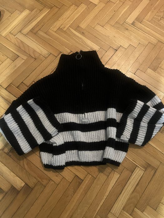 Sweter zapinany krotki