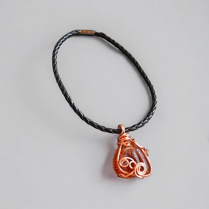 Duży wisior z surowego bursztynu i miedzi na rzemieniu