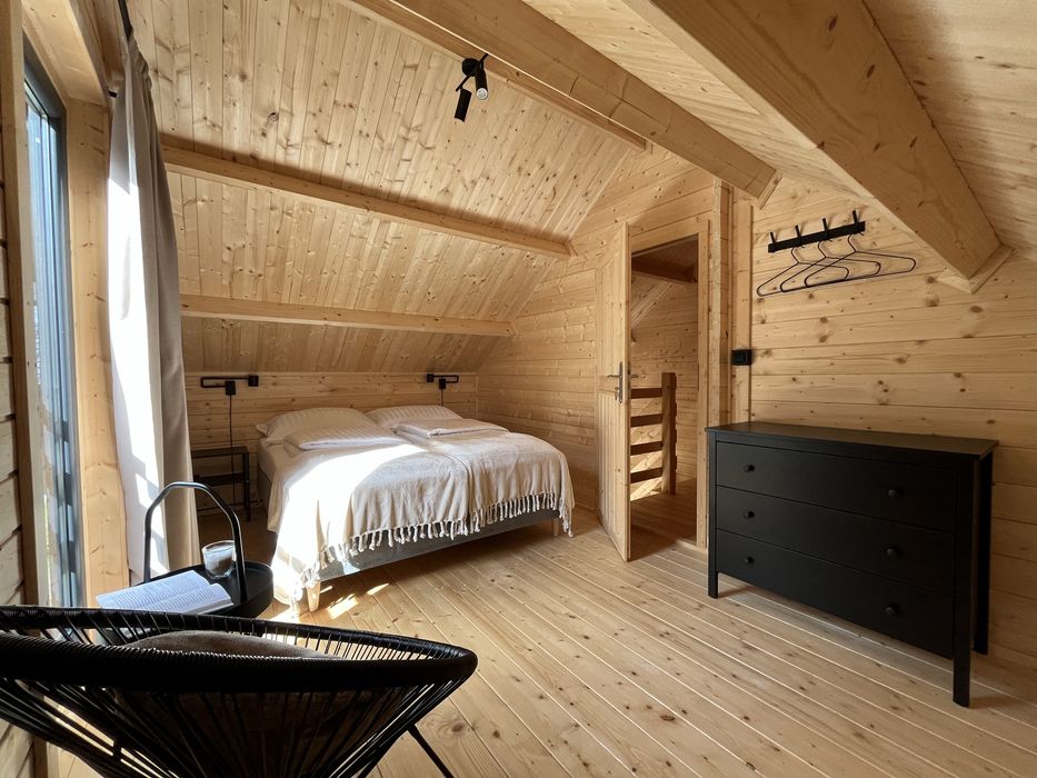 Czarne Domki nad jeziorem z balią/ jacuzzi i sauną