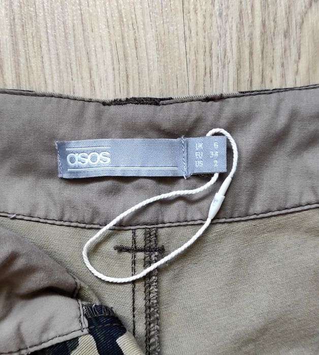 Камуфляжные брюки-милитари ASOS с высокой посадкой