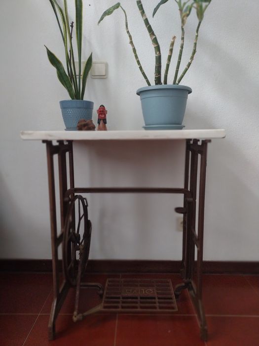 Mesa de costura pés oliva e tampo mármore