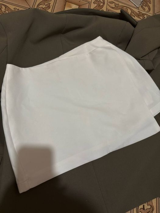 Біла юбка-шорти