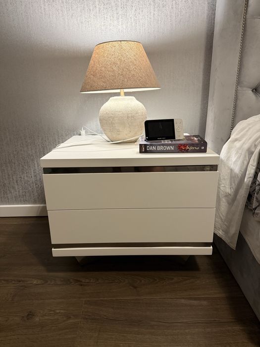 Cama e mesas de cabeceira