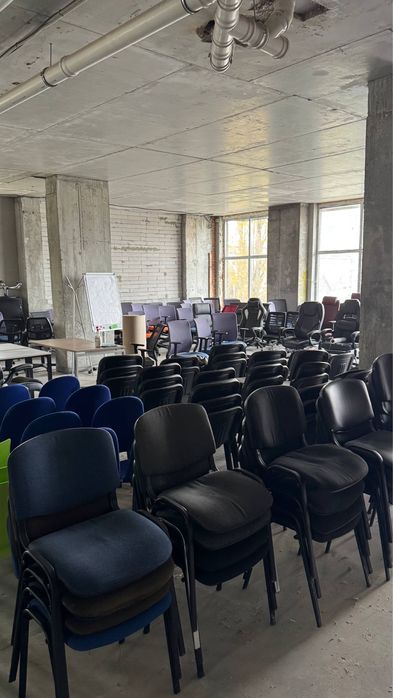 Продам кресла офисные руководителя столы LOFT тумбы комоды стільці