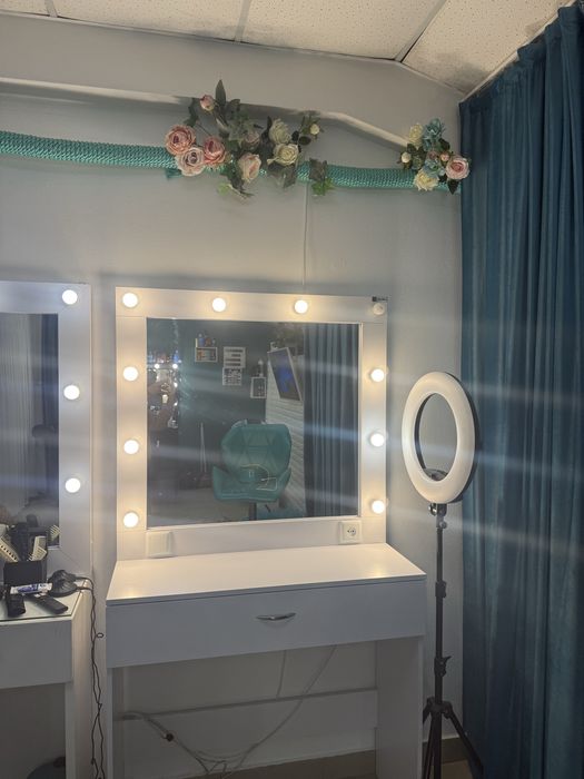 Столик для візажу