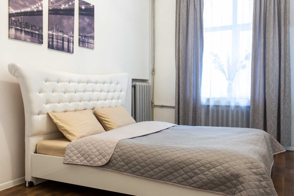 Двокімнатна квартира поряд з ТРЦ Nikolsky подобово/ майдан Конституції