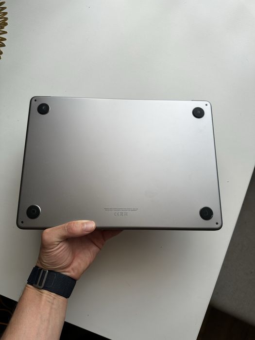 MacBook Air M2 13,6” 16GB RAM / 256GB SSD.