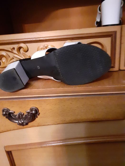 Продаю босоніжки