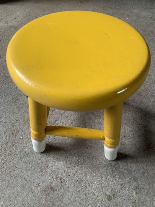 Bancos pequenos e cadeiras pequenas