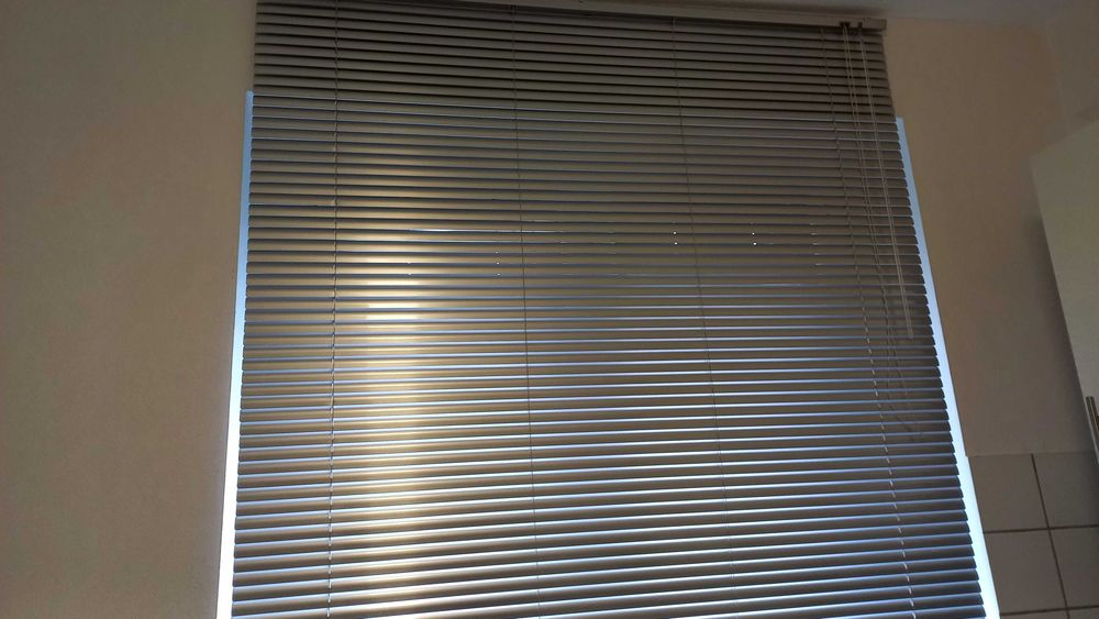 Żaluzje białe i srebrne aluminiowe okienne