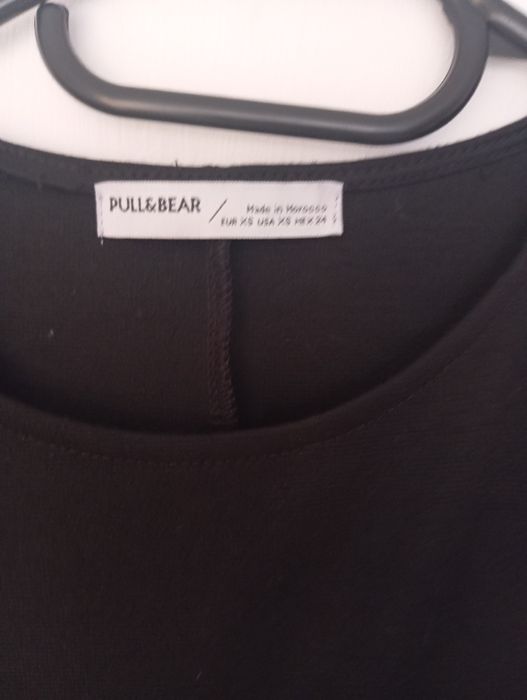 Czarna sukienka z tiulowymi rękawami XS Pull&Bear