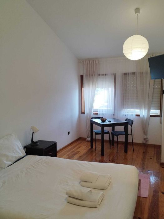 Quarto individual c/ WC - em Vivenda C/Piscina - Matosinhos (Porto)