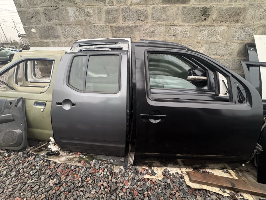 Двері Nissan Navara Pathsinder D40 D22 R51