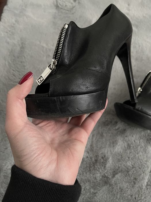 Женские кожаные туфли FENDY