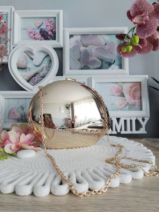 Złota lustrzana piękna kopertówka na łańcuszku