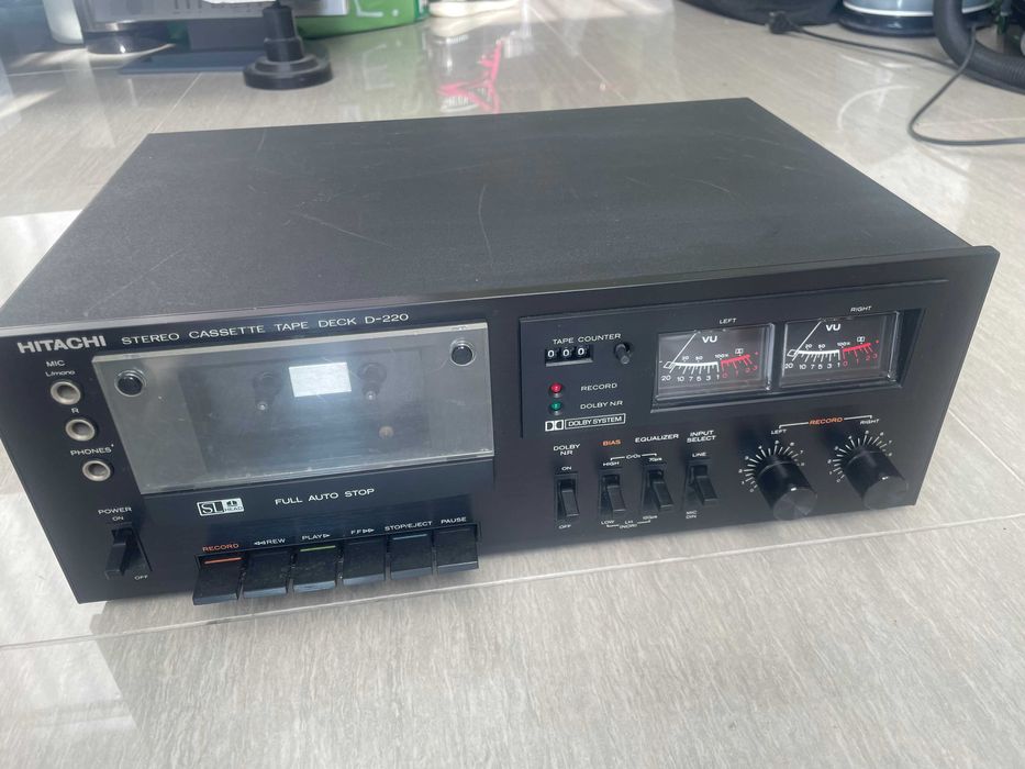 Кассетная  дека Hitachi D-220