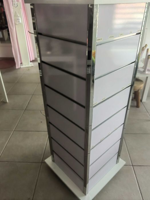 Móvel em ótimo estado para oferta dos grampos p/pendurar