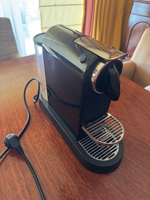 Máquina de café Nespresso preta