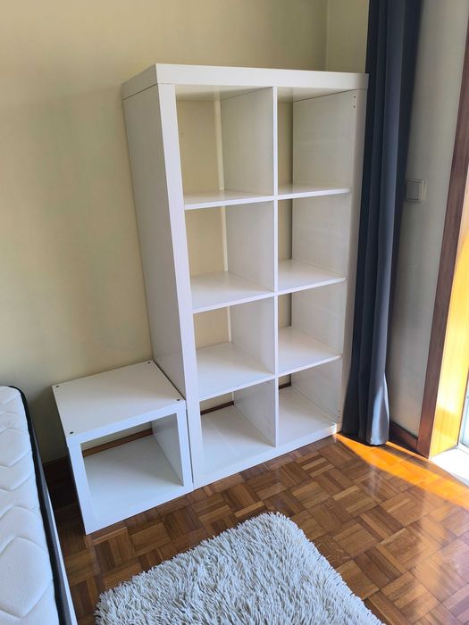 Cama e colchão com estante cubos