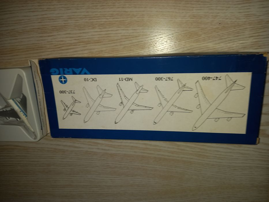 Caixa com 5 aviões miniatura,da Varig.
