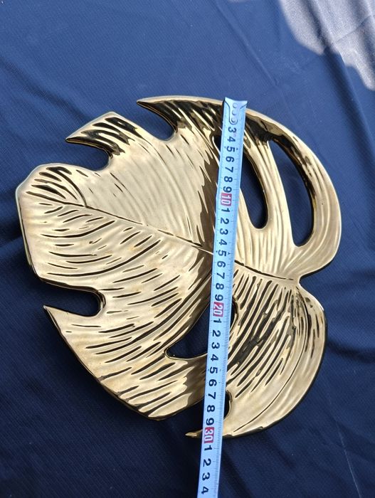 Złota patera w kształcie liścia