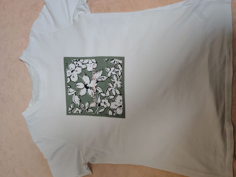 Футболка  в доброму стані біла  практично не ношена