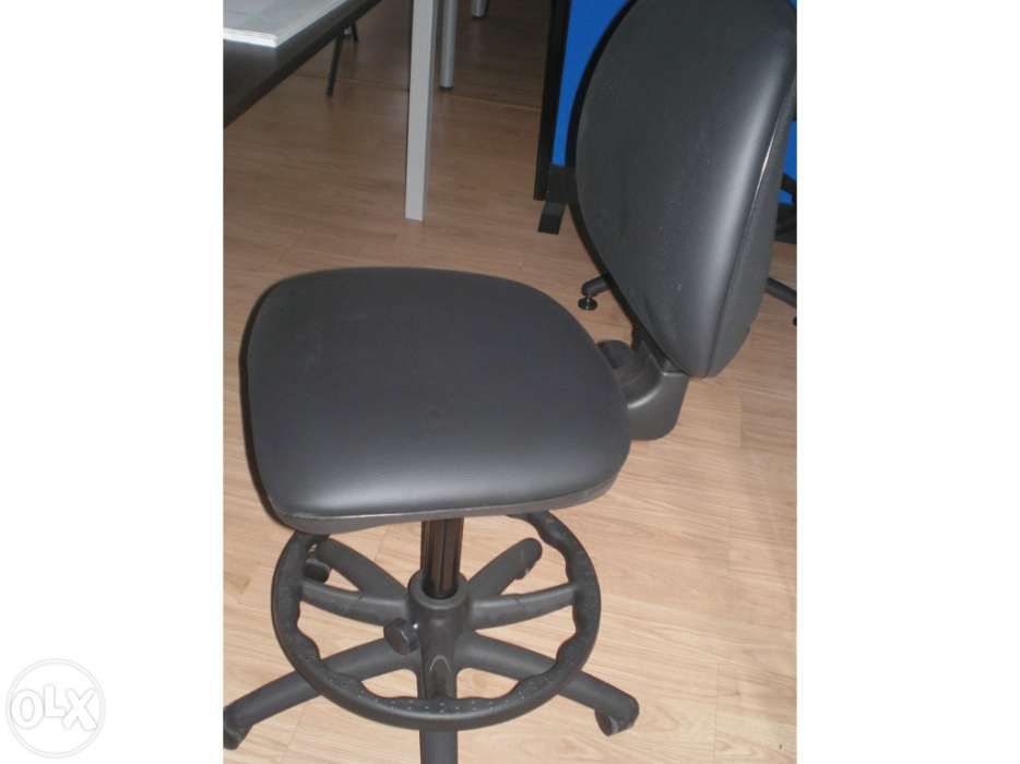 Cadeira de estirador em semi-pele preta " Nova"