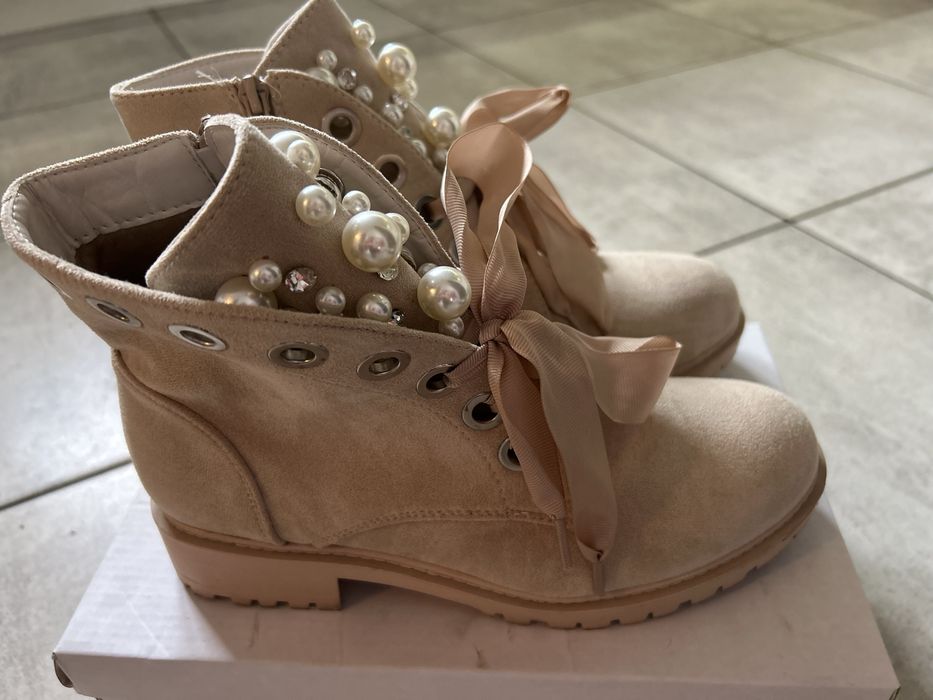 Beżowe botki z perełkami Ideal Shoes
